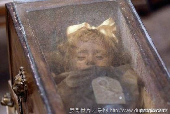 全球十大最恐怖的地方，墨西哥娃娃岛和法国巴黎地下墓穴