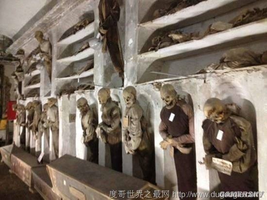 全球十大最恐怖的地方，墨西哥娃娃岛和法国巴黎地下墓穴