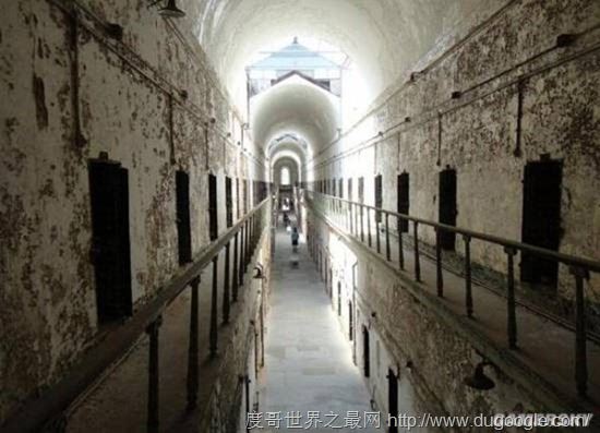 全球十大最恐怖的地方，墨西哥娃娃岛和法国巴黎地下墓穴