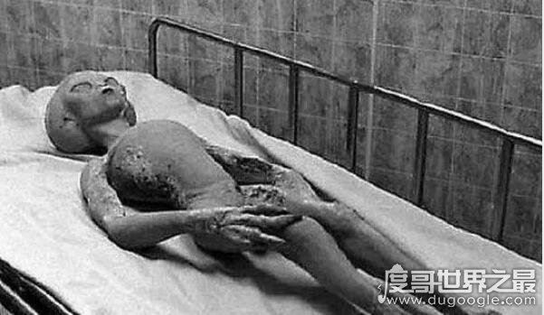 1947年罗斯威尔事件官方解密，退役少校证实UFO传闻(不是气球残骸)