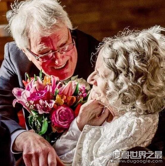 男子连续43年求婚被拒，多年坚持令人感动(终于在今年完婚)