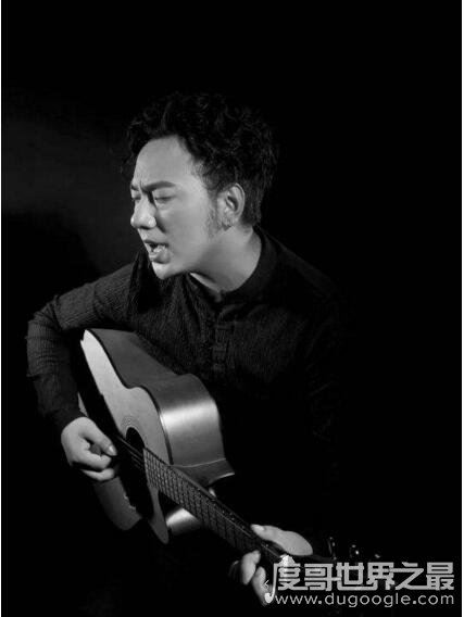 最火彝族歌曲阿果吉曲的故事，是海来阿木为夭折女儿所作