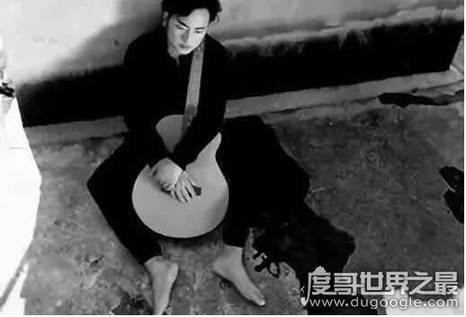 最火彝族歌曲阿果吉曲的故事，是海来阿木为夭折女儿所作