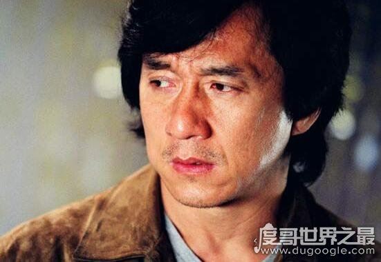 成龙原名叫什么，随爸爸姓叫房仕龙、随妈妈姓叫陈港生