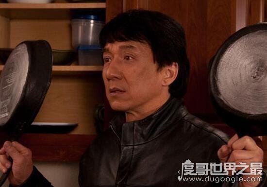 成龙原名叫什么,随爸爸姓叫房仕龙、随妈妈姓叫陈港生
