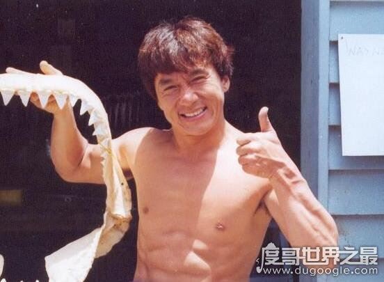 成龙原名叫什么,随爸爸姓叫房仕龙、随妈妈姓叫陈港生