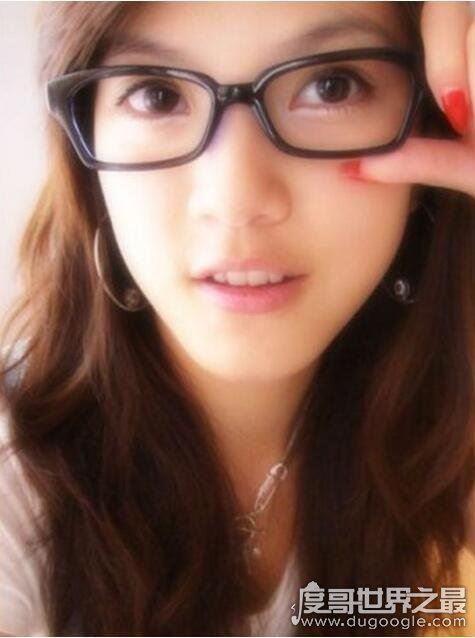 重庆一中校花何伊娜，因才貌双全而走红网络(组图)