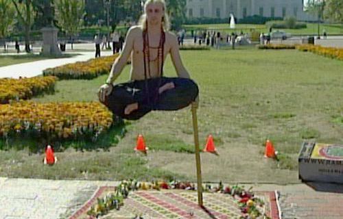 印度悬空术揭秘图解，看完让你也会悬空超能力