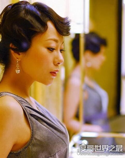 何珈好年龄比保剑锋大，两人结婚多年恩爱如初(年近五十)