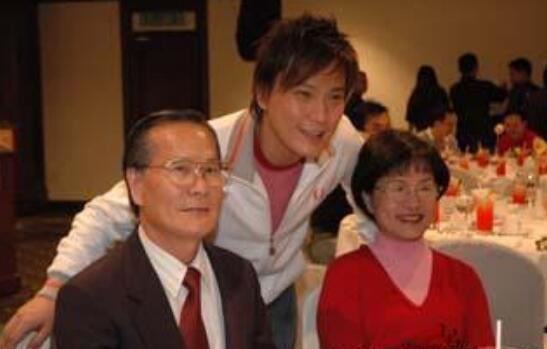 张信哲老婆曾和粉丝谈恋爱,如今50岁仍单身原因