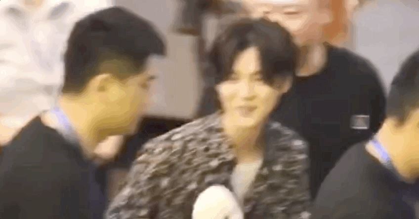 鹿晗被扔衣服,仍笑脸面对粉丝(网友赞他脾气修养真好)