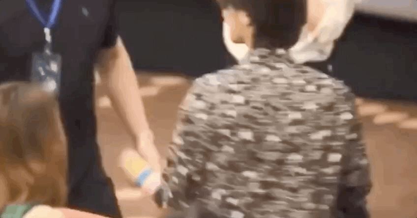 鹿晗被扔衣服，仍笑脸面对粉丝(网友赞他脾气修养真好)