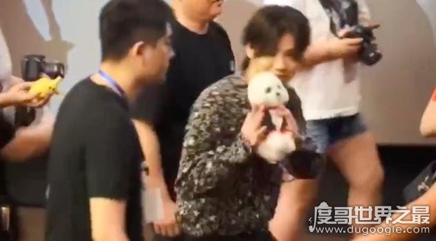 鹿晗被扔衣服，仍笑脸面对粉丝(网友赞他脾气修养真好)