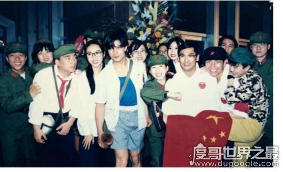 黎姿晒20年前旧照,和郭富城同框笑容稚气纯真