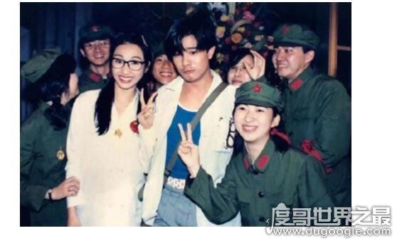 黎姿晒20年前旧照，和郭富城同框笑容稚气纯真