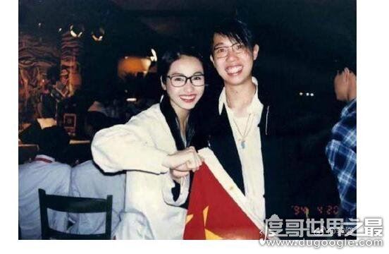 黎姿晒20年前旧照,和郭富城同框笑容稚气纯真