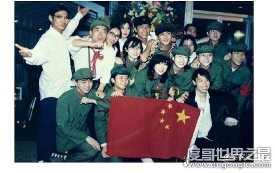 黎姿晒20年前旧照，和郭富城同框笑容稚气纯真