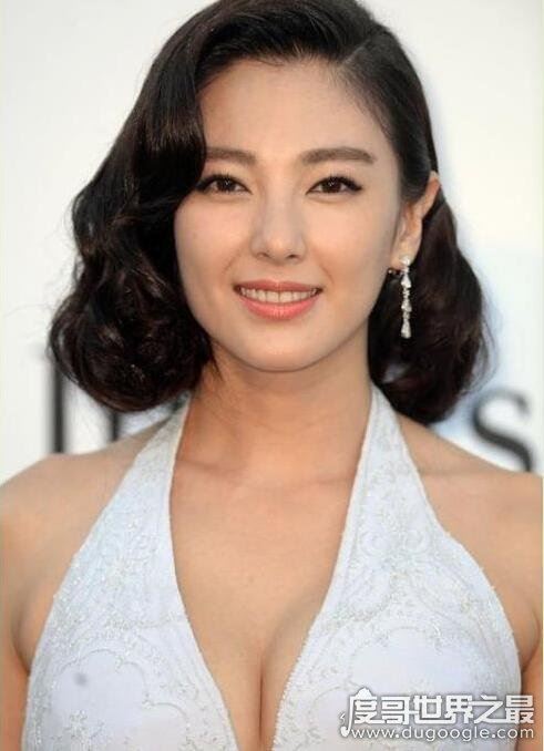 星女郎张雨绮的胸35D纯天然，爆乳出镜在哪都是亮点