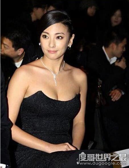 星女郎张雨绮的胸35D纯天然,爆乳出镜在哪都是亮点