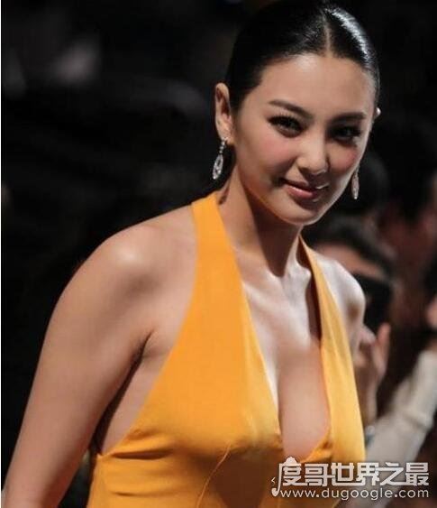 星女郎张雨绮的胸35D纯天然，爆乳出镜在哪都是亮点