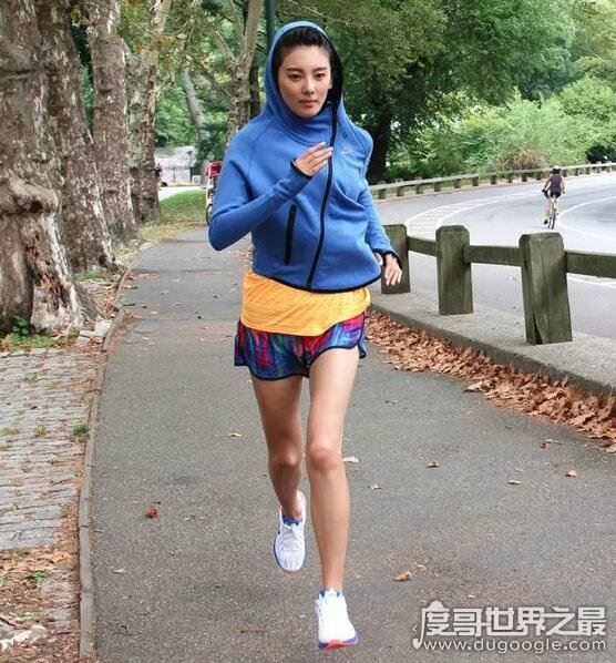 星女郎张雨绮的胸35D纯天然，爆乳出镜在哪都是亮点