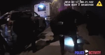 美国7名警察开65枪一枪未中,这枪法站着不动都打不着