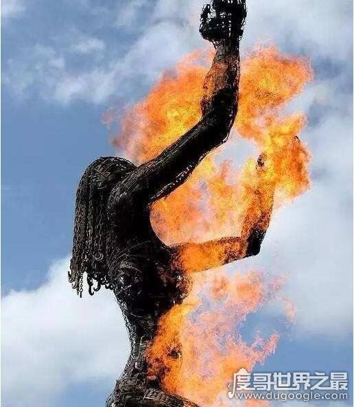 令人自燃的赤焰金龟，原型是滚山球马陆(是治病救人的药虫)