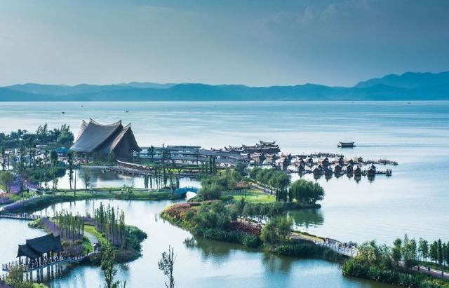 云贵高原上最大的湖泊，国家级旅游度假区（高原明珠）