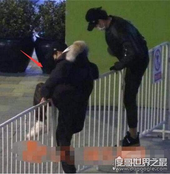 王源翻栏杆被拍，作出道歉回应(真相：被狗仔逼入死胡同)