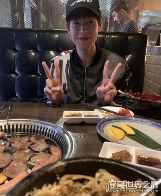 王源翻栏杆被拍，作出道歉回应(真相：被狗仔逼入死胡同)