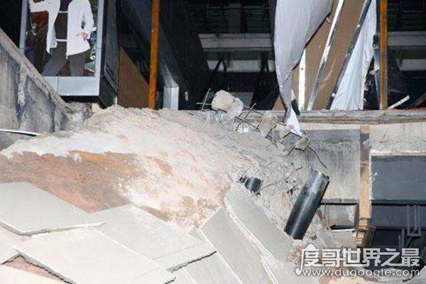 云南商场楼层坍塌,已救出的三人均无生命危险