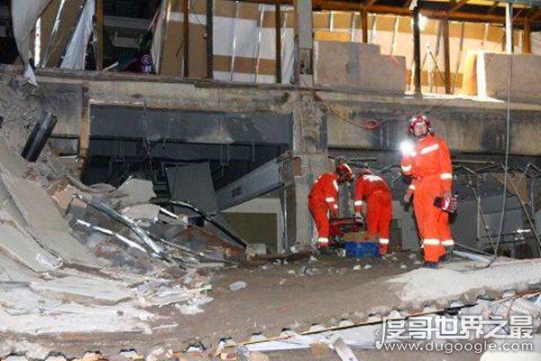 云南商场楼层坍塌，已救出的三人均无生命危险