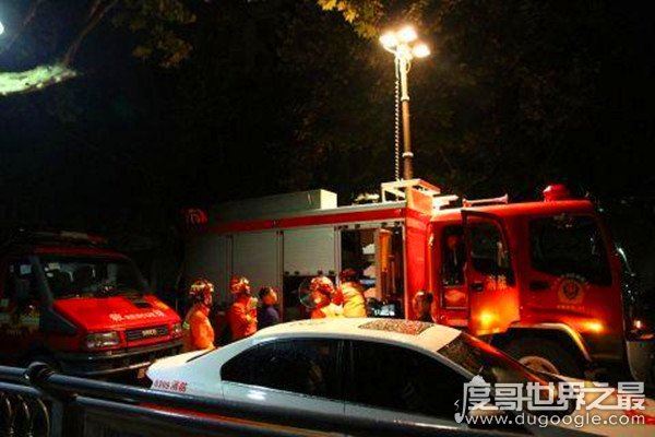 云南商场楼层坍塌，已救出的三人均无生命危险