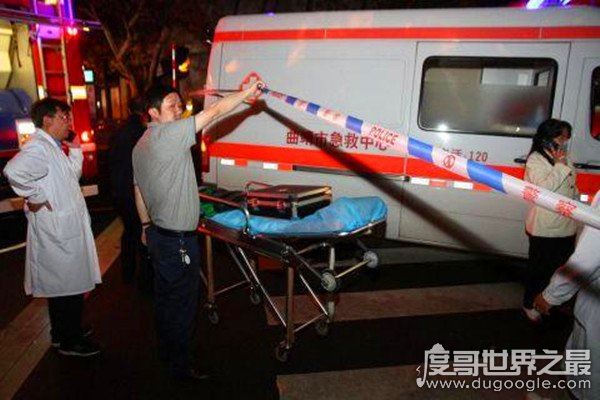 云南商场楼层坍塌，已救出的三人均无生命危险