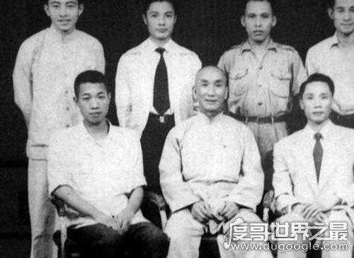 真实的叶问厉害吗，师承咏春拳传人(曾用手将枪芯压弯)