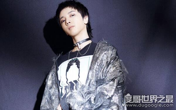 看过华晨宇的女朋友图片吗,两人曾经很相爱(已经是前女友)