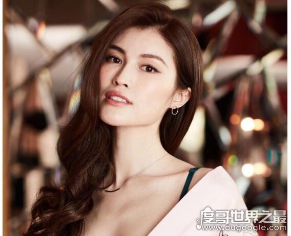 何穗车内密会3小时,疑是与一儒雅男子开展甜蜜恋情