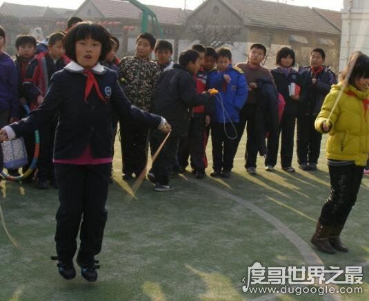 1分钟跳绳世界纪录，英国女孩Beci Dale一分钟332次打破记录