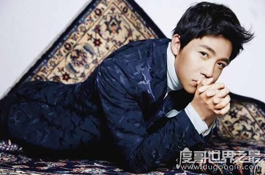 俞灏明烧伤前后对比照片，毁容嘴角伤疤明显令人揪心