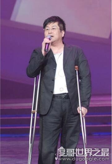郑智化为什么残疾,2岁患小儿麻痹症(双腿失去行动力)