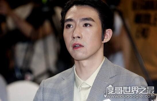 俞灏明烧伤前后对比照片，毁容嘴角伤疤明显令人揪心