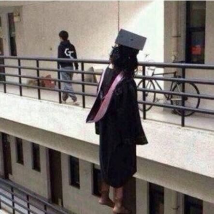 广州美院惊现上吊女尸，惊悚的行为艺术吓坏活人