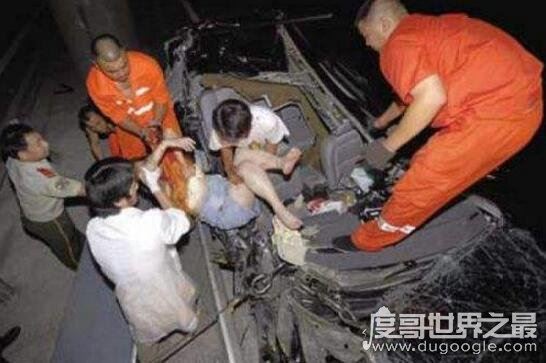 胡歌车祸原因诡异，胡歌车祸前后照片对比遭毁容