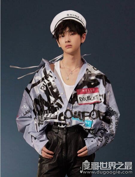 周震南多高，跟167的欧阳娜娜同台比比就知道了(官方身高172)