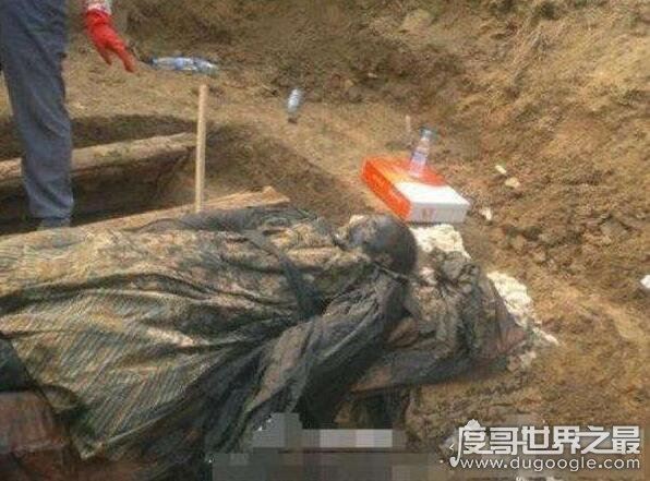 河南周口惊现完整的清朝干尸,大半夜竟诈尸逃跑了