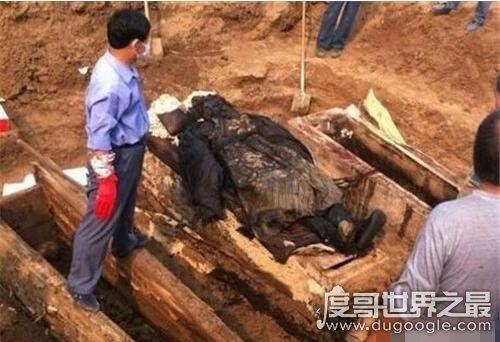 河南周口惊现完整的清朝干尸，大半夜竟诈尸逃跑了