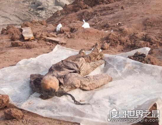 河南周口惊现完整的清朝干尸，大半夜竟诈尸逃跑了