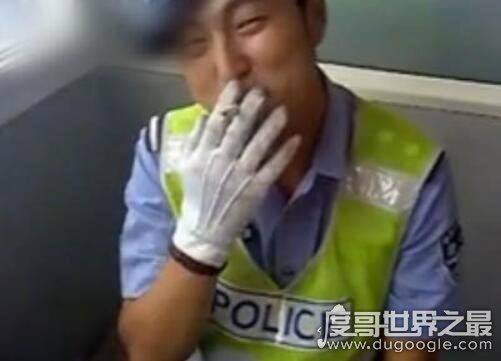 忐忑交警搞笑视频欣赏，他就是拍这个视频才丢掉工作的