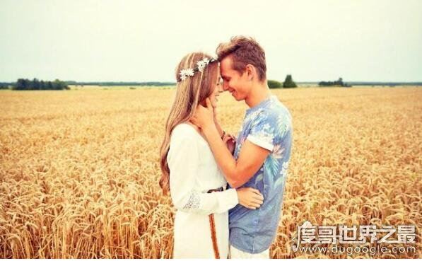 接吻时男生的手在干嘛,90%的男生手喜欢放在女生臀部