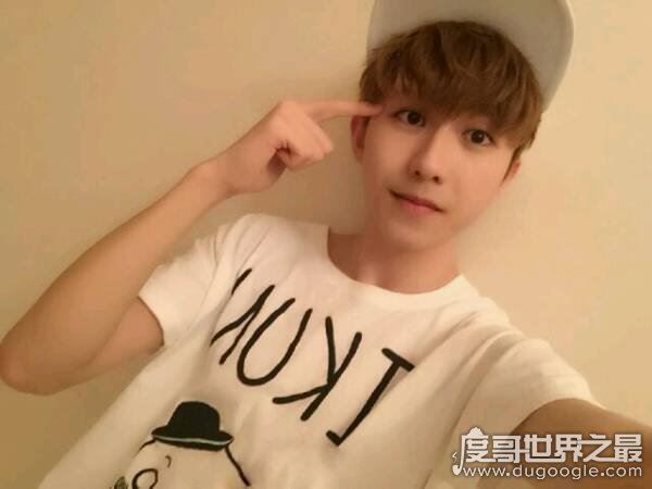 揭秘蔡徐坤的爸爸妈妈，爸爸蔡德华和妈妈徐静都是演员